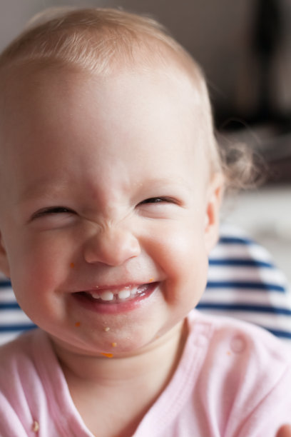 一个吃晚餐的有趣小女孩的肖像图片下载
