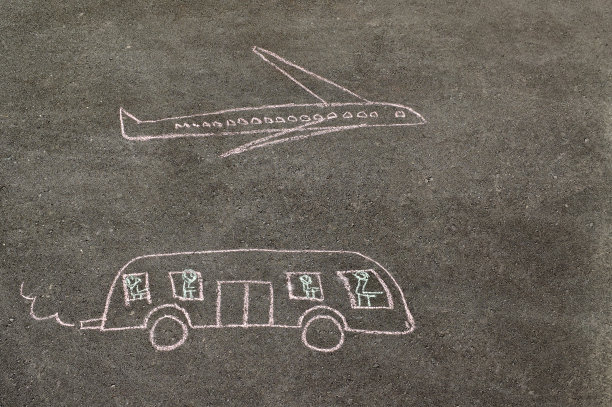 儿童用粉笔画交通工具图片下载