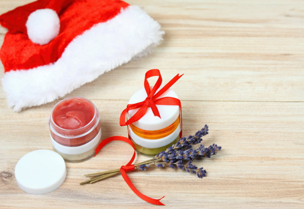 带着自制草药的小圣诞礼物图片下载