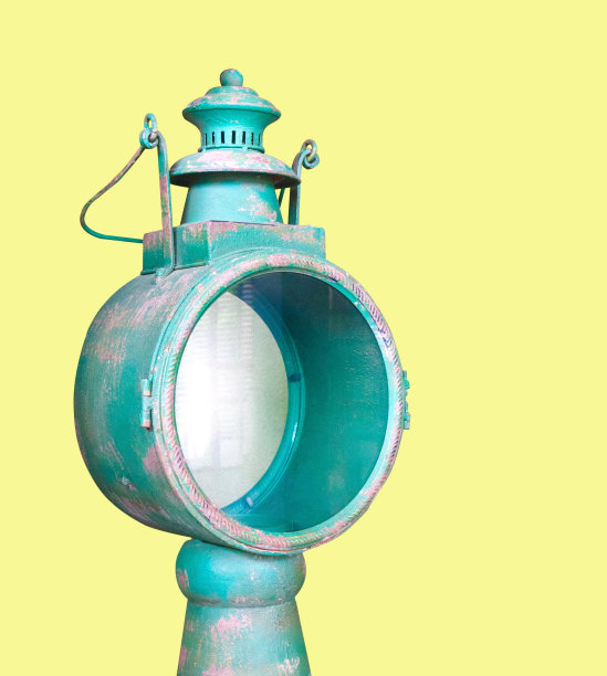 老式的绿灯灯孤立在黄绿色背景上图片下载