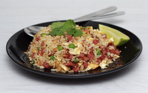 黑盘培根炒饭切丁图片下载