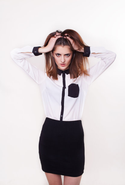 头痛——女商人双手抱头图片下载