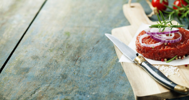 生碎牛肉汉堡牛排片图片下载