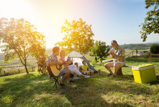 有趣的家庭露营图片下载