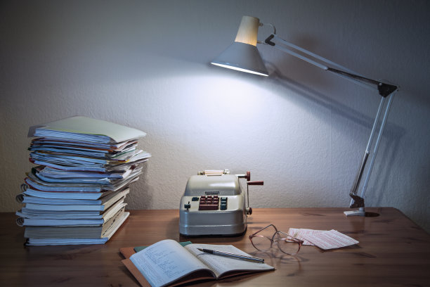 有老式计算器的办公桌图片下载