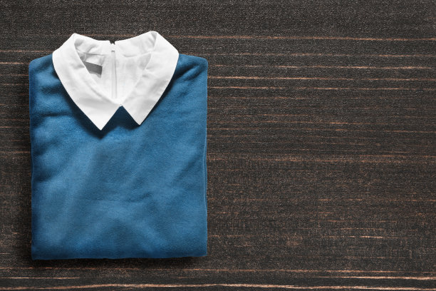 木制背景上的套头衫图片下载