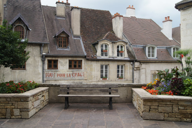 长凳在一个小的法国村庄广场-古老的城镇图片下载