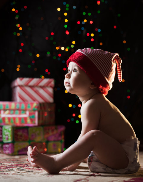 带圣诞礼物的小孩图片下载