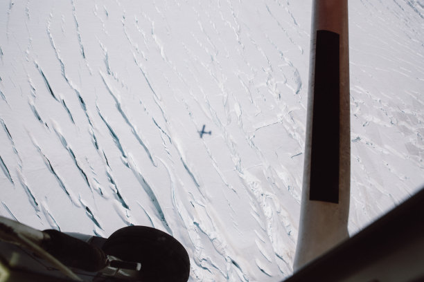 冰川上的平面阴影图片下载