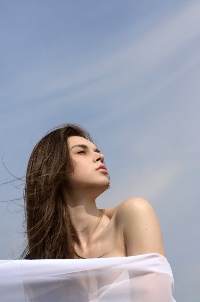 女孩手里拿着织物在风中飘扬图片下载