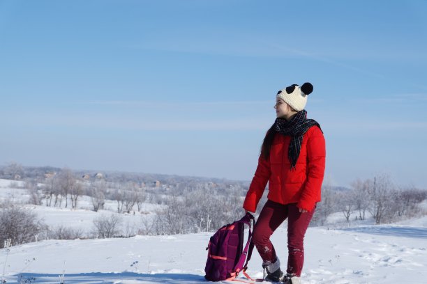 穿红衣服的女孩在雪地里旅行图片下载