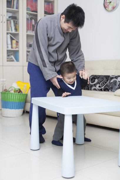 真正的中国父子在室内玩耍图片下载