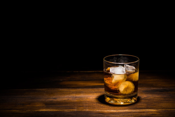 在木桌上喝酒图片下载