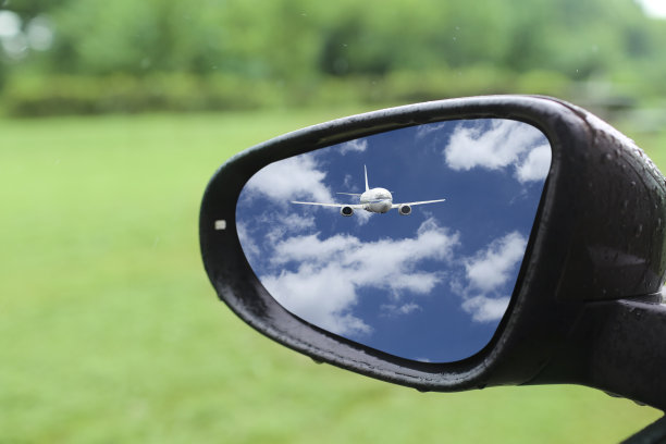 飞机反射在后视镜里图片下载