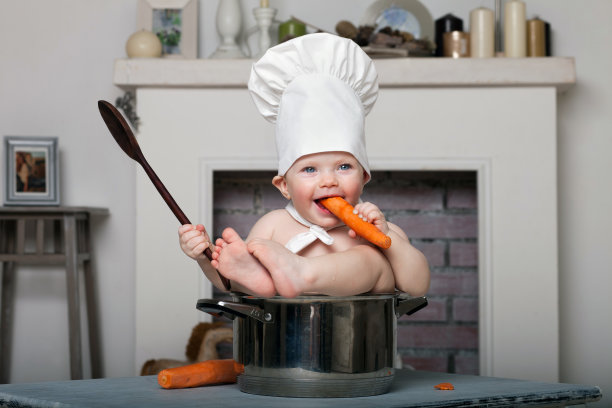 小女孩在平底锅里做饭图片下载