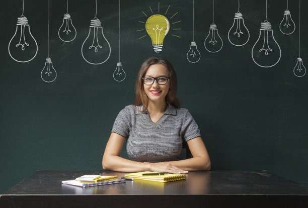 年轻女子在黑板上有想法图片下载
