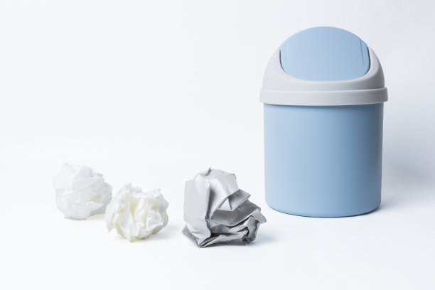 废纸和垃圾桶图片下载