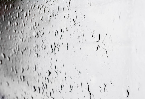 水滴在玻璃上图片下载