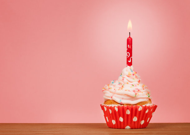 粉色背景上的纸杯蛋糕图片下载