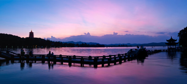 黄昏时杭州西湖上美丽的云图片下载