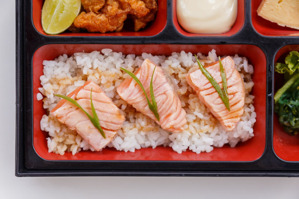 烤鲑鱼便当配卡拉吉鸡。图片下载