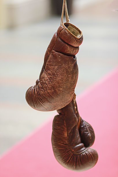 旧皮拳击手套挂着图片下载