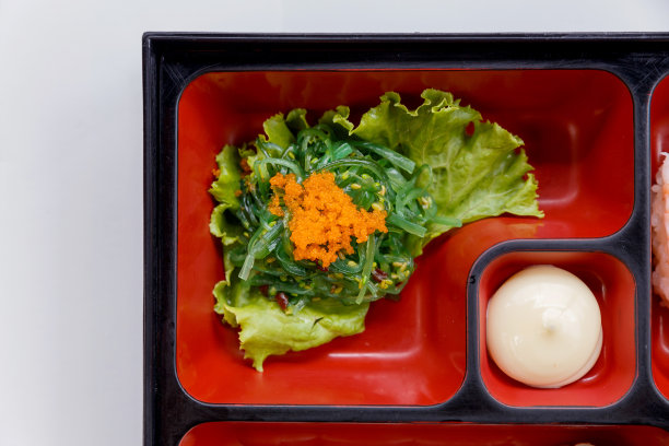 寿司便当配海草沙拉。图片下载
