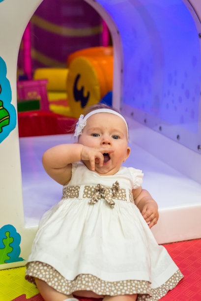 婴儿在托儿所图片下载