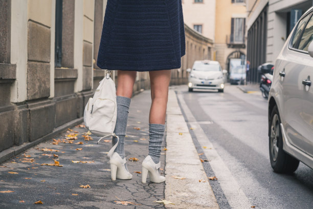 一个美丽的女孩在城市街道摆姿势的细节图片下载