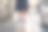 一个美丽的女孩在城市街道摆姿势的细节图片下载