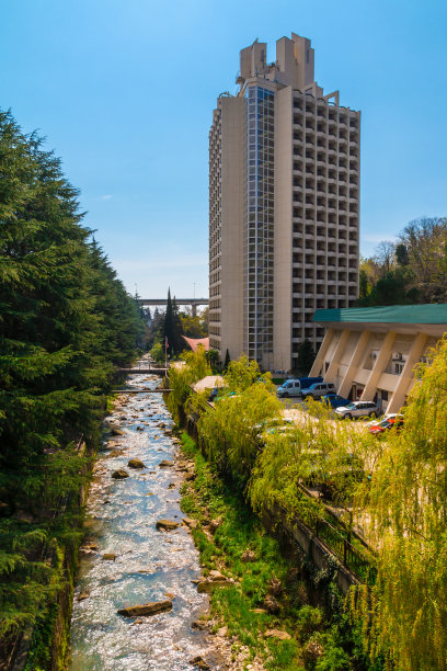 河边的高层酒店图片下载