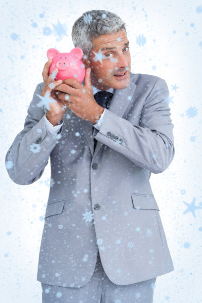 好奇的商人抱着存钱罐的合成图像图片下载