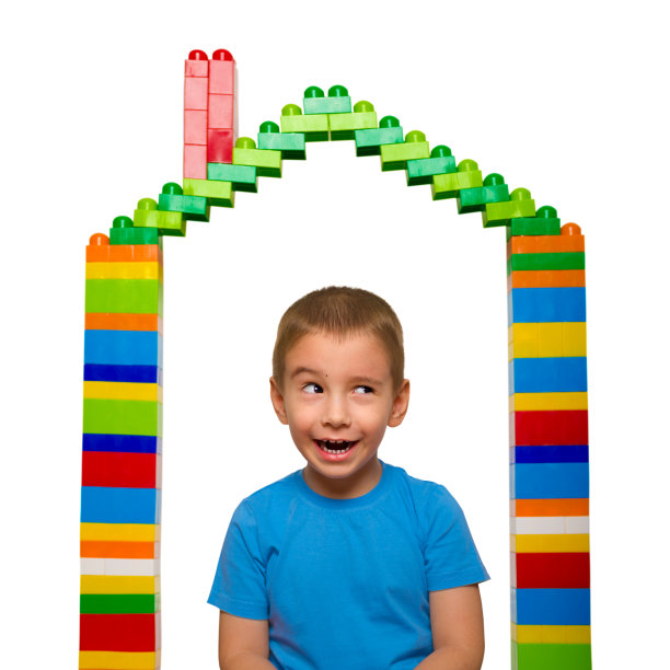 一个孩子在一个玩具屋的肖像来自设计师图片下载