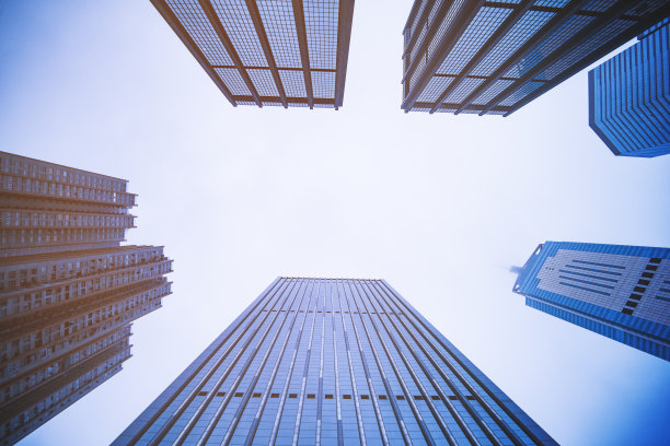 商业区内的摩天大楼色调凉爽素材图片