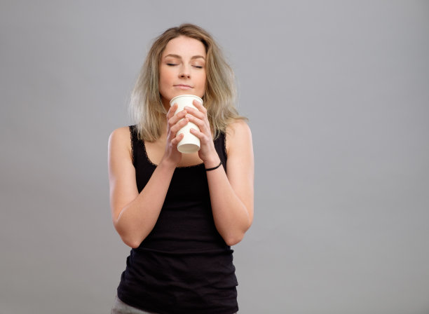 享受一次性纸杯热饮的女人图片下载
