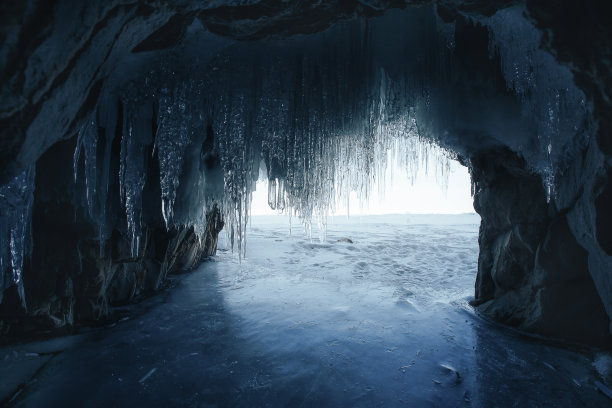 奇维库伊湾的冰洞图片下载