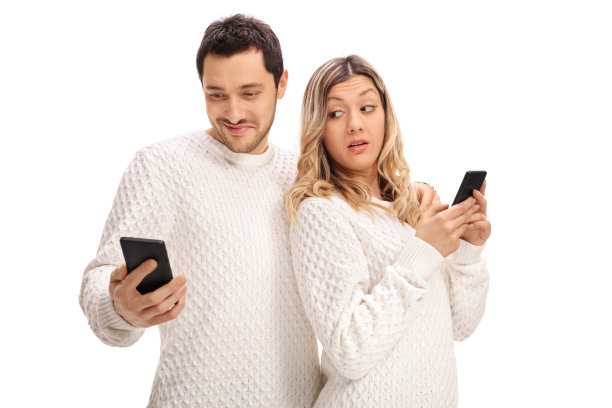 嫉妒的女人看着她男朋友的手机图片下载