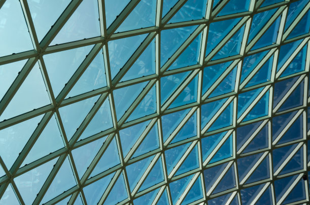 玻璃窗户在蓝天上结成格子图片下载