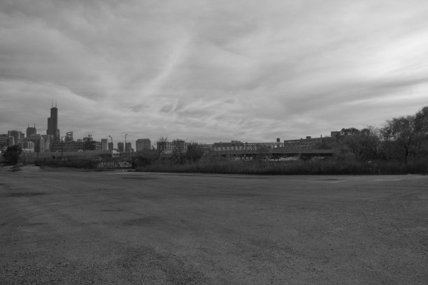 黑白相间的芝加哥天际线上有涂鸦图片下载