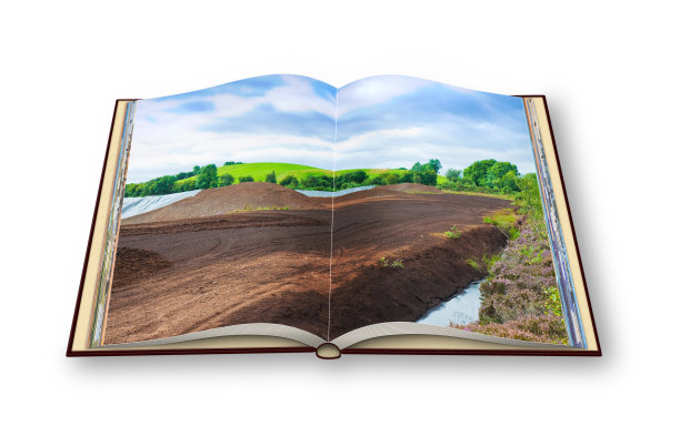 打开相册，里面是爱尔兰泥炭沼泽的风景图片下载