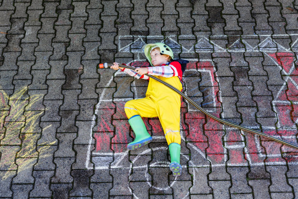 蹒跚学步的孩子玩消防车粉笔画素材图片