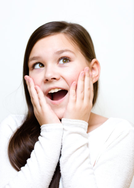 女孩惊讶地捂着脸图片下载