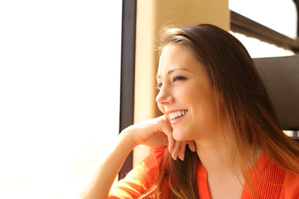 火车上的乘客从窗口望出去图片下载