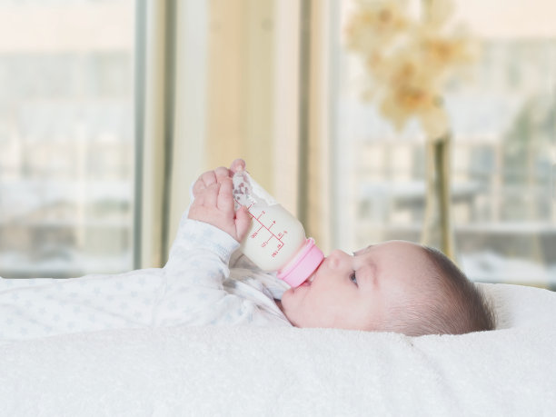 小男孩在家喝奶瓶里的牛奶图片下载