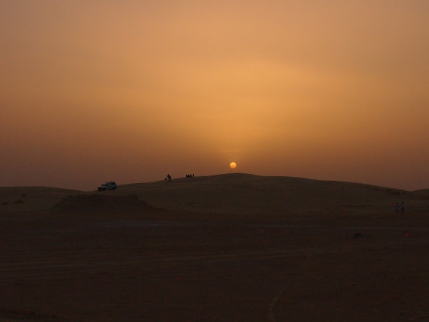 太阳落在地平线上图片下载