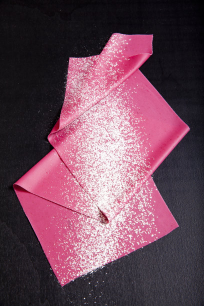 特写自制的新鲜意大利红面食配甜菜根，千层面图片下载