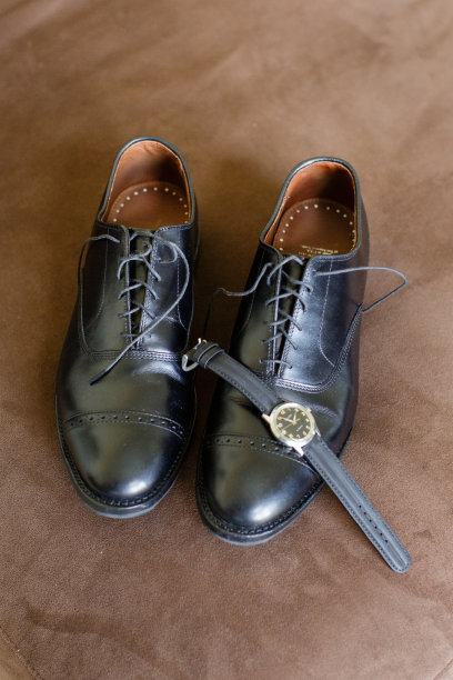 新郎的鞋子和古董手表图片下载