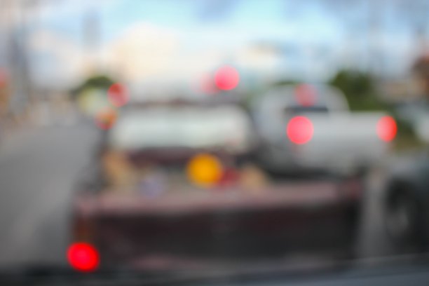 汽车在城市的道路上，模糊散光图片下载