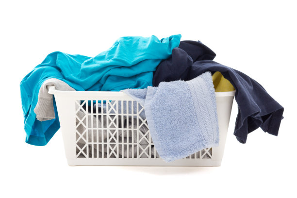 脏衣服在洗衣篮里孤立白色图片下载