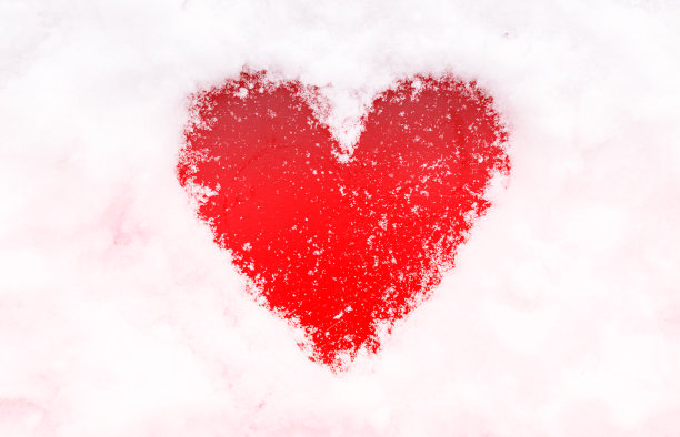 雪中红色的心形。图片下载